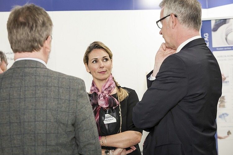 Natalie Heydarian und ihre Kollegen von Adelta Finanz gaben Auskunft über die Leistungen des Abrechnungsspezialisten. (Foto: Bausewein)
