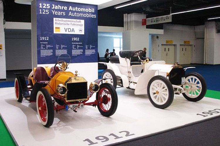 ZDK-Sonderschau auf der IAA 2011: Ford T Speedster von 1912 (li.) und Mercedes Simplex von 1902. (Foto: ZDK)