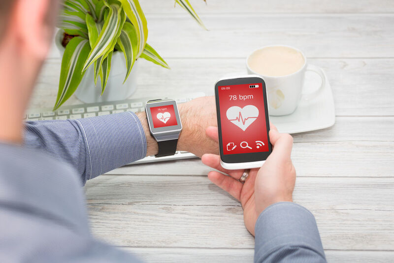 Ein Wearable Device, verbunden mit dem Smartphone. Auch die Big Player der weltweiten Digitalisierung wollen das Potenzial digitaler Medizintechnik im Gesundheitswesen erschließen.  (©REDPIXEL - stock.adobe.com)