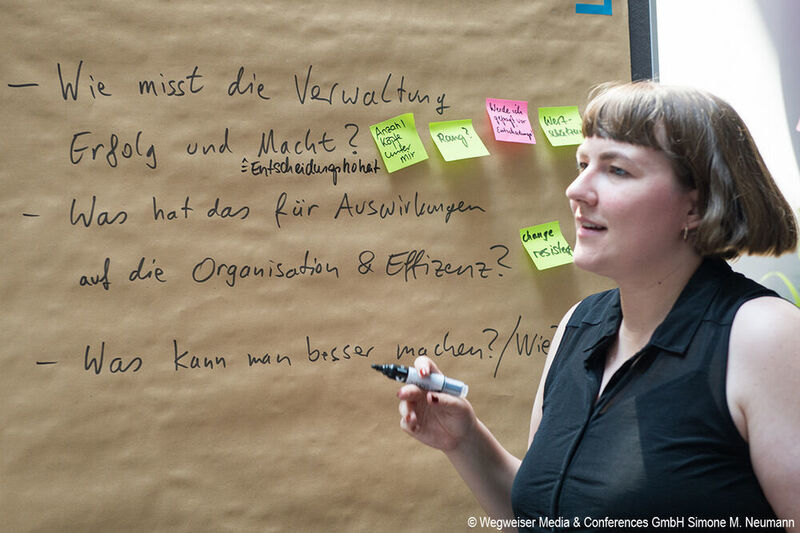 „Was kann die Verwaltung besser machen?“. Diese und weitere Fragen wurden auf dem Barcamp in Gemeinschaftsleistung beantwortet. (Wegweiser Media & Conferences GmbH/Simone M. Neumann)