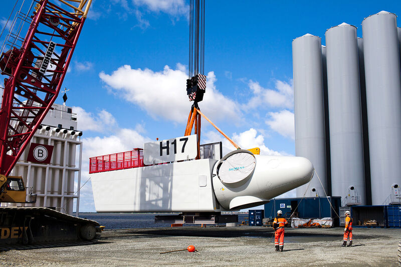 Siemens hat nach eigenen Angaben 175 Windturbinen geliefert, installiert und in Betrieb gesetzt. Die Anlagen haben jeweils eine Leistung von 3,6 MW und einem Rotordurchmesser von 120 m. Speziell dafür ausgelegte Schiffe transportierten Komponenten wie etwa Maschinenhäuser oder Türme vom dänischen Hafen in Esbjerg in die britischen Häfen Harwich und Ramsgate. (Bild: Siemens)