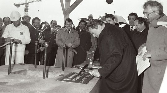 Grundsteinlegung am 02. April 1984 mit dem damaligen bayerischen Ministerpräsidenten Franz-Josef Strauß.(Bild:  BMW)