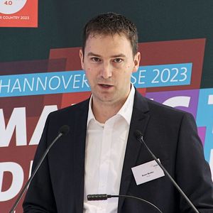 Sven Borho von Neugart zeigt anhand der Getriebeauswahl, wie in seinem Unternehmen nach und nach Prozesse digitalisiert und damit beschleunigt werden.(Bild:  Stefanie Michel)