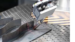 Mithilfe eines Sensor-Add-ons erkennt der Cobot die zu schweißende Naht automatisch, und das Programm wird automatisch erstellt. (Bild: Fraunhofer IPA/Rainer Bez)