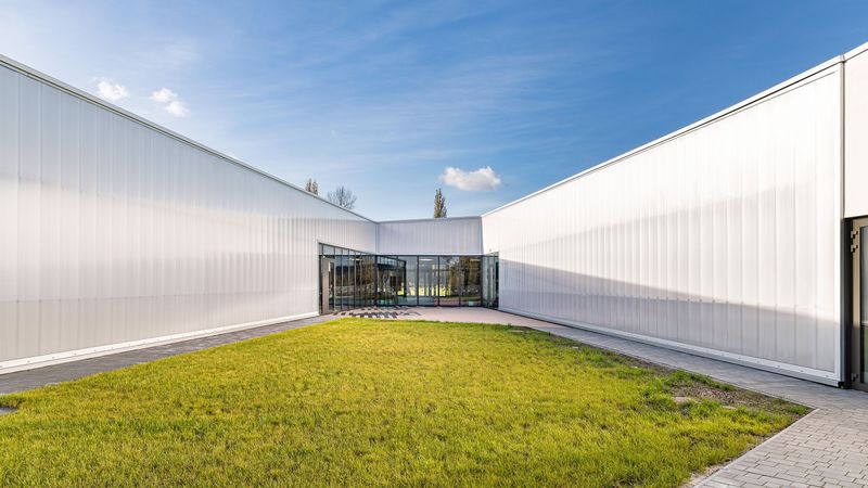 Der preisgekrönte Kindergarten in Bobrownike ist ein Vorzeigeobjekt für die gelungene Kombination von Polycarbonat mit weiteren ungewöhnlichen Fassadenmaterialien.(Bild:  Exolon Group)