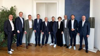 Hans-Jörg Frieauff (3.v.l.), Geschäftsführer von Goldbeck: „Rechenzentren sind das Rückgrat der digitalen Infrastruktur. Zusammen mit Zaunergroup leisten wir einen Beitrag zur digitalen Zukunft Europas, stets in enger Partnerschaft mit unseren Kunden und den beteiligten Gewerken. So schaffen wir Orte, an denen Daten sicher, stabil und nachhaltig fließen.“  (Bild: Goldbeck)