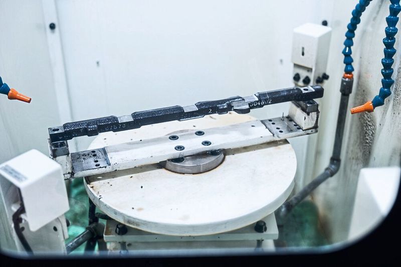 Die erste Zwischenstation wendet die Bauteile um 90 Grad, eine weitere dreht sie um 180 Grad. (DMG Mori)