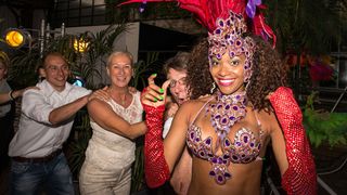 Samba-Tänzerinnen animierten die Gäste auf der Abendveranstaltung zum Mitmachen. (Martin Wagner)