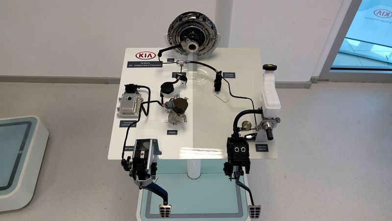 Konventionelle hydraulische Kupplungsbetätigung (rechts) versus IMT (links): Vom Kupplungspedal führt nur noch ein Kabel zum ... (Bild: Rosenow/»kfz-betrieb«)