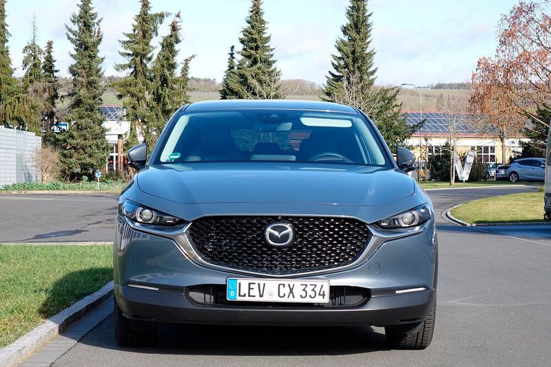 Besonders die Front mit den schmalen Scheinwerfern wirkt sportlich, ohne aggressiv zu sein. (Bild: Rosenow/»kfz-betrieb«)