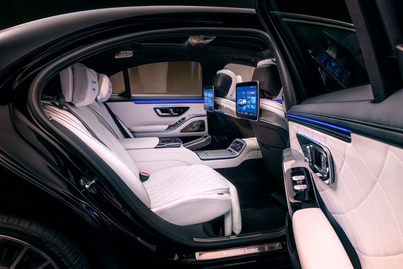 S-Klasse-Käufer sitzen ja gerne hinten, wo Mercedes Komfort und Funktionalität gegenüber dem Vorgänger steigert. (Bild: Mercedes-Benz)