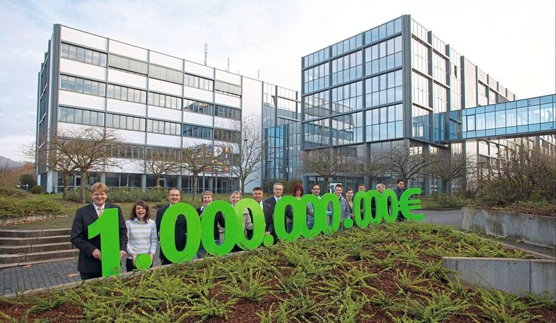 Bild 5: 2007 erzielt Phoenix Contact erstmals einen Umsatz von mehr als einer Milliarde Euro. (Bild: Phoenix Contact)