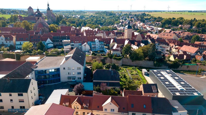 Die Firmenzentrale von VTQ in Querfurt: Der EMS-Dienstleister entwickelt und fertigt elektronische Baugruppen und Systeme für anspruchsvolle Anwendungen.(Bild:  VTQ Videotronik GmbH)