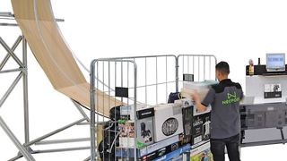 Die vollautomatische Verpackungsmaschine Continuous Variable Parcel creator CVP-500 von Neopost vermeidet unnötige Karton-Umverpackung. (BRUYNSBEELDPRODUKTIES)