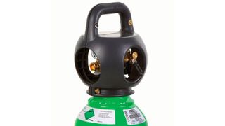 Das hier ist eine Erweiterung im Integra-Programm von Air Products: eine 10-l-Integra-Variante fürs Schweißgas. Dieses Konzept erleichtert und sichert den Transport und schützt dabei die Armaturen. (Air Products)