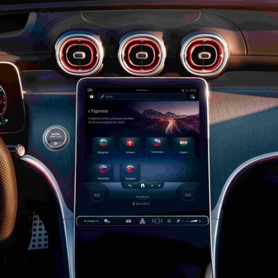 In Mercedes-Modellen lässt sich auch die Vignette aus dem Cockpit heraus zahlen. (Bild: Mercedes-Benz)