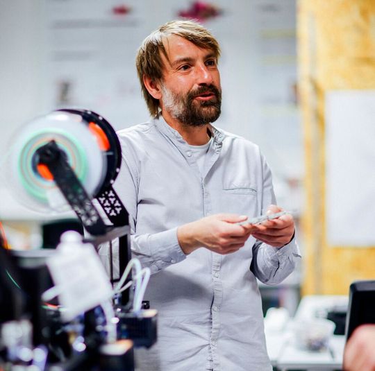 Prof. Ingo Reinhold, Studiendekan und Professor für Beschichtungsprozesse an der HTWK Leipzig, mit einem Beispiel aus der 3D-Druck-Praxis. Das – und noch viel mehr – kann man im neuen Studiengang „3D-Druck & Funktionale Oberflächen“ ab Herbst lernen.(Bild:  HTWK Leipzig / A. Schwerin)