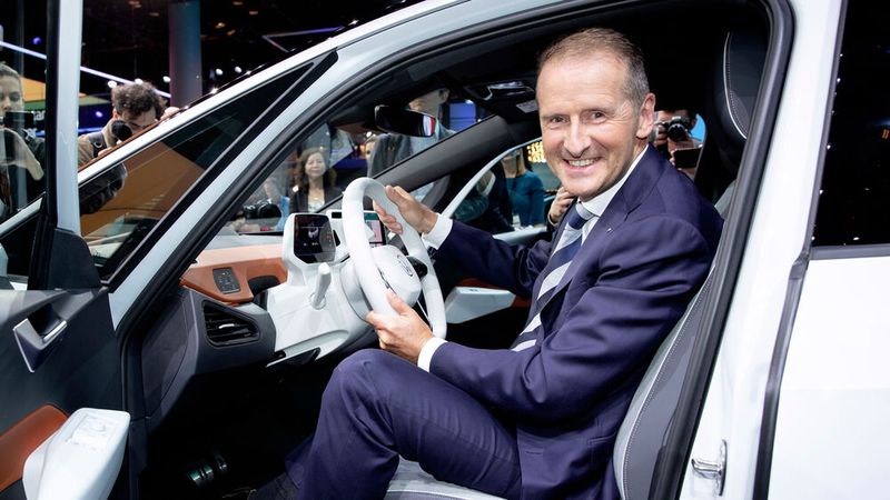VW-Chef Herbert Diess hofft auf ausreichend Verkäufe von Elektroautos.(Bild:  Volkswagen)