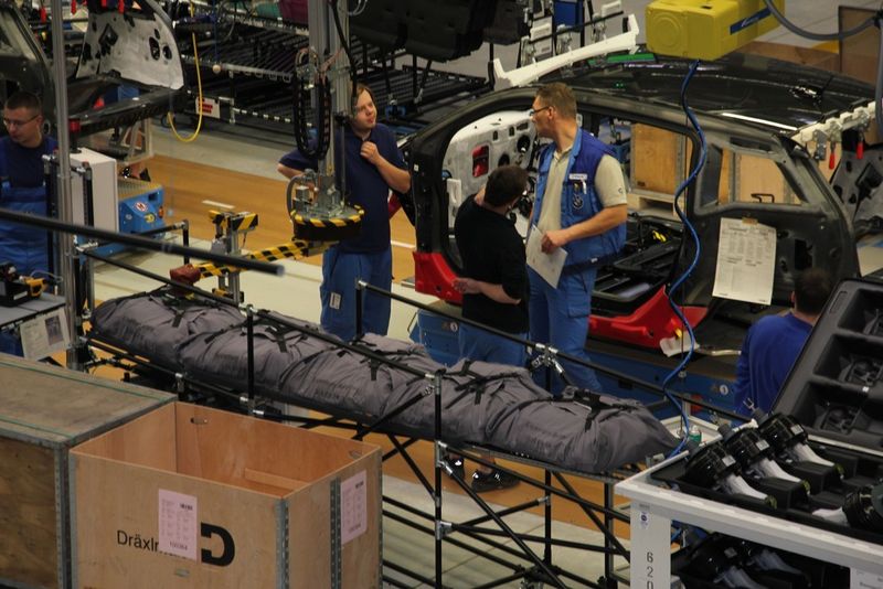 Die Kits sind am Band und können jetzt von den Mitarbeitern verbaut werden. Geliefert wurde sie per Routenzug oder Stapler. (Bild: Weber)