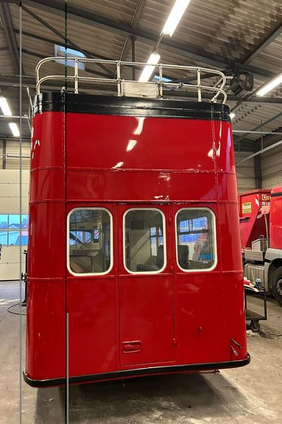 Nachdem ab dem Ende der 60er-Jahre in Großbritannien der Einmannbetrieb (ohne Schaffner) für Doppeldeckerbusse gesetzlich erlaubt wurde, wurden die Lodekkas zunehmend von moderneren Bussen mit Einstiegen vor der Vorderachse (z. B. Leyland Atlantean und Bristol VRT) verdrängt.  (Bild: Dekra)