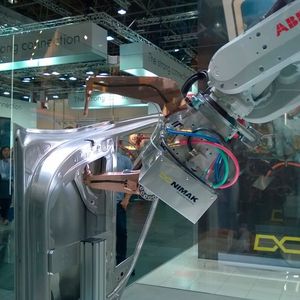 Nimak präsentierte mit der Galaxy Gun ein neuartiges Konzept von Roboterschweißzangen zum Widerstandsschweißen von Aluminium. Das verbaute Getriebe der Fa. Wittenstein erlaubt extrem schnelle Schließ- und Kraftaufbauzeiten und besitzt einen hohen Wirkungsgrad. Kürzere Taktzeiten und somit mehr Schweißpunkte pro Minute sind die daraus folgenden Vorteile.