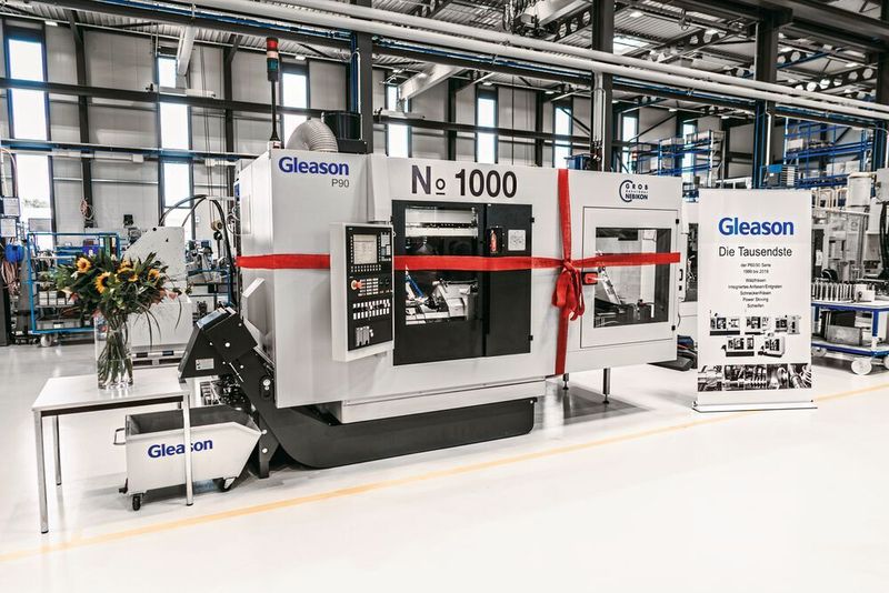 Die 1000ste Gleason-Wälzfräsmaschine geht an die Firma Grob AG in Nebikon, Schweiz. (Gleason)
