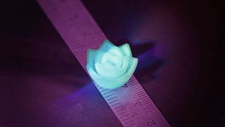 Um zu zeigen, dass sich feine Aerogel-Strukturen im 3D-Druck fertigen lassen, druckten Forscher eine Lotusblüte aus Aerogel. (Empa)