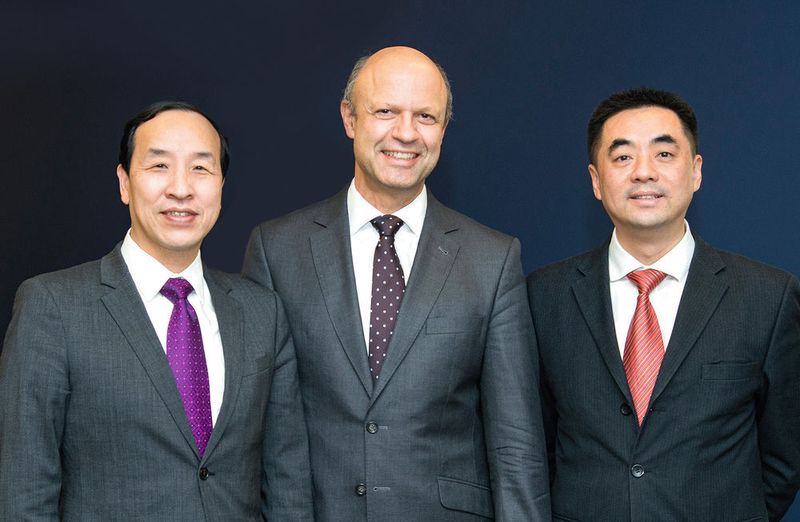 Freuen sich über den Vertrag zum Eigentümerwechsel der KraussMaffei Gruppe (v.l.n.r.): Ting Cai, Chairman und CEO der China National Chemical Equipment Co. Ltd. (CNCE), Dr. Frank Stieler, CEO der KraussMaffei Gruppe, und Chen Junwei, CEO von ChemChina Finance Co. Ltd. (Quelle: KraussMaffei / Forograf: Martin Joppen Photographie GmbH)