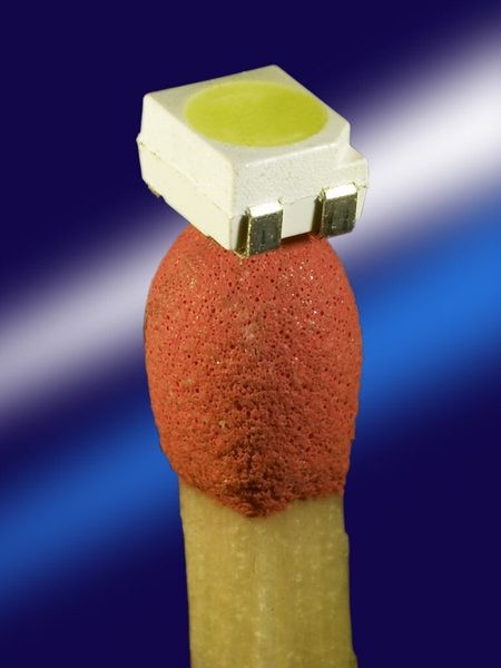 Bild 1: Mit Pocan TP 555-001 hat Lanxess einen neuen Polyester-Materialtyp auf Basis von Polyethylenterephthalat (PET) entwickelt, der sich hervorragend zur Herstellung von Gehäusen, Fassungen und anderen Komponenten für LED (lichtemittierende Dioden) eignet. Er zeichnet sich durch eine exzellente, auch auf Dauer kaum nachlassende Lichtreflexion und eine hohe Hitzestabilität aus. (Bild: Lanxess)