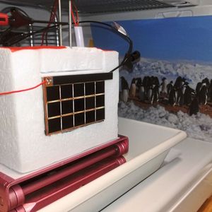 Die Ausbeute an Wasserstoff steigt, wenn die Solarzelle thermisch mit dem Elektrolyseur gekoppelt ist. (Bild:  M. Kölbach/HZB)