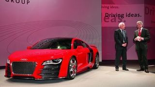 Audi-Vorstandsvorsitzender Rupert Stadler (rechts) und Michael Dick, Vorstand Technische Entwicklung, präsentieren den Audi R8 TDI Le Mans (Archiv: Vogel Business Media)