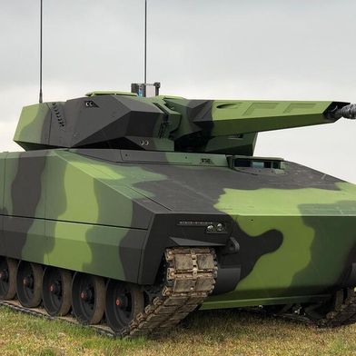 Freude bei Rheinmetall und Leonardo! Denn der erste Auftrag ist ins Haus geflattert. Es geht um Panzer auf dem Fahrgestell ses Lynx KF-41 für die italienische Armee. Einige, wie der hier, tragen Rheinmetalls Lance-Turm, die meisten aber den 30-Millimeter-Hitfist von Leonardo. (Bild: Rheinmetall)