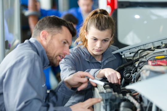 Viele Betriebe im Maschinen- und Anlagenbau suchen händeringend nach Nachwuchs, lassen wichtige Argumente im Azubi-Recruiting aber oft ungenutzt.(Bild: ©  auremar - stock.adobe.com)