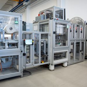 Das ist die Demonstrationsanlage für die klebstofffreie Versiegelung von 4-Rand-Beuteln aus Papier. Sie arbeitet per Rolle-zu-Rolle-Verfahren sehr produktiv.(Bild:  Fraunhofer IVV)