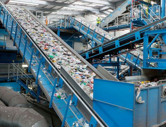 Vernünftig! Vor Kurzem hat das Bundeskabinett die Nationale Kreislaufwirtschaftsstrategie (NKWS) verabschiedet. Das freut die Kunststoffbranche und letztlich auch die Umwelt. Lesen Sie hier, warum ...(Bild:  Recyclingchamp)