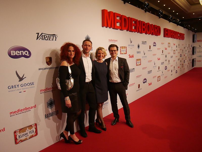 (v. l.) Besa Agaj, IT-BUSINESS, Guido Forsthövel, BenQ, Stephanie Steen, IT-BUSINESS, und Oliver Barz, BenQ, durften auf dem roten Teppich natürlich nicht fehlen. (Bild: IT-BUSINESS)