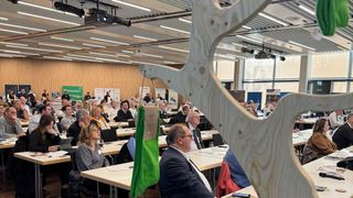 Blick ins Auditorium der HPE-Herbsttagung 2025 mit Sockenbaum im Vordergrund. (Bild: HPE)