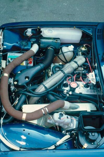 Beim R5 der ersten Generation saß der Motor noch hinter dem Getriebe, vor der Spritzwand. Auch das trug dazu bei, dass er zeitlebens unter thermischen Problemen litt. (Renault)