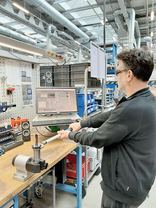 Zum Montieren und Einrichten von Komplettwerkzeugen erhält Andreas Röthlisberger am Montagearbeitsplatz in der Werkzeugvorbereitung sämtliche Daten und Informationen aus dem Werkzeugmanagement «Tool Director VM» von Coscom.(Bild:  Coscom)