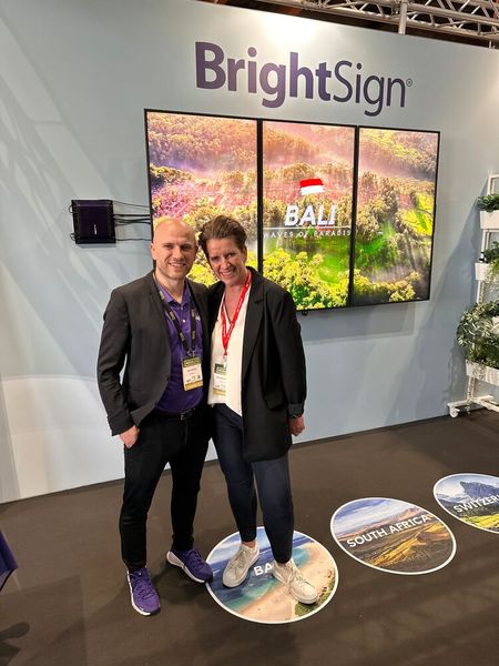 Michaela Hirsch (peerless) besucht Enrik Dema, der jetzt bei BrightSign tätig ist. (Bild: Vogel IT-Medien GmbH)