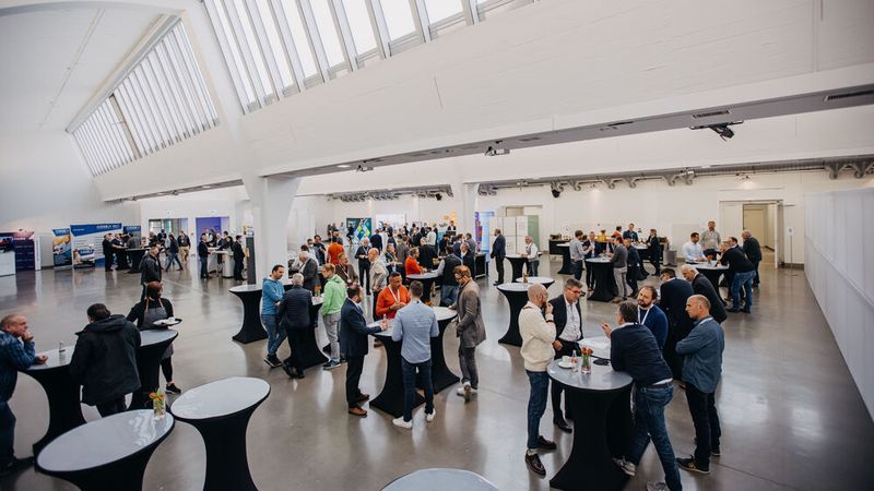 Die Pausen nutzten die Teilnehmer auch zum angeregten Austausch. (Bild: Knüttel | BKfotofilm)