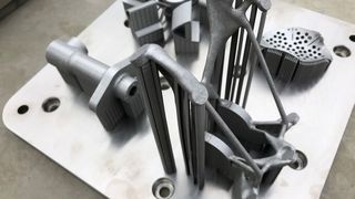 Im 3D-Metalldruck müssen Stützstrukten aufwändig manuell entfernt werden. Ein automatisiertes Verfahren könnte ein Bauteil um 25 % günstiger machen. (Additive Automations)