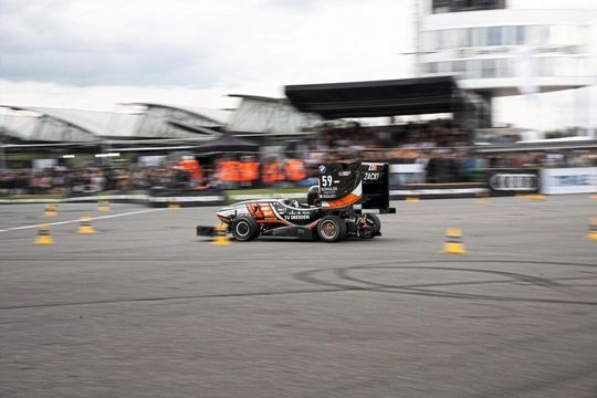 Bei internationalen Autorennen mit Elektrofahrzeugen vergleichen Studenten ihre technologischen Fortschritte zur Mobilität.(Bild:  TU Dresden)