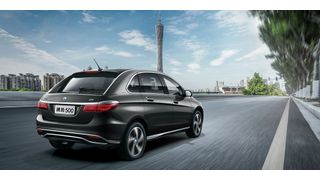Daimler zieht sich fast vollständig aus seinem Joint Venture „Denza“ zurück. Die Fahrzeuge, im Bild der Denza 500 aus dem Jahr 2018, verkaufen sich in China nur sehr schleppend. (Bild: Daimler)