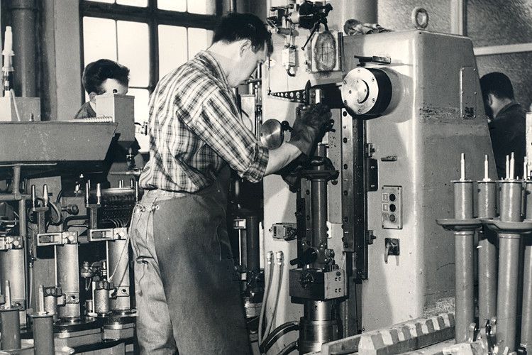 Stoßdämpferprüfstand im Jahr 1970. (Foto: ZF)