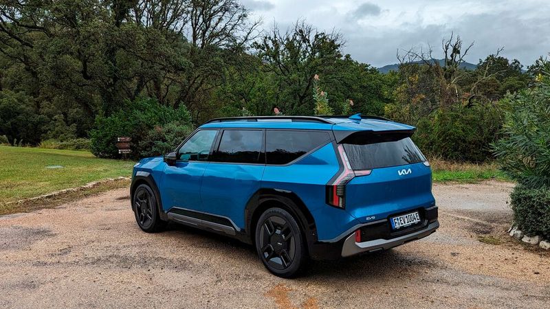 Der steile Heckabschluss macht es möglich, dass auch in der dritten Sitzreihe Erwachsene sitzen können. (Bild: Rosenow – VCG)