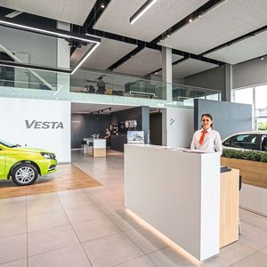 Ein Empfangstresen, helle Fliesen, viel Licht: Letztlich könnte man auch – beispielsweise – in einem Skoda-Schauraum stehen.(Bild:  Avtovaz)