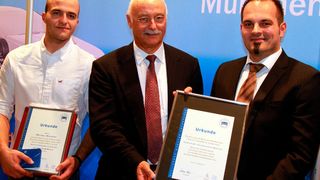 Prüfungsbester Kfz-Mechatroniker im Schwerpunkt Pkw: (v. li.) Michael Reichert, stellv. Obermeister Karl Burghart und Ausbilder Sinisa Jovic (Daimler-Niederlassung München). (Foto: Innung)