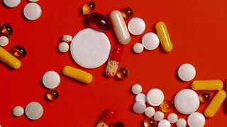 Mit KI gelang es beispielsweise innerhalb von nur vier Tagen Baricitinib als potenzielle Covid-19-Behandlung zu identifizieren. Eigentlich wird das Medikament für Arthritis eingesetzt, kann aber sowohl den Covid-19-Virus als auch die Entzündungsreaktion des Körpers behandeln. (Bild: gemeinfrei // Unsplash)