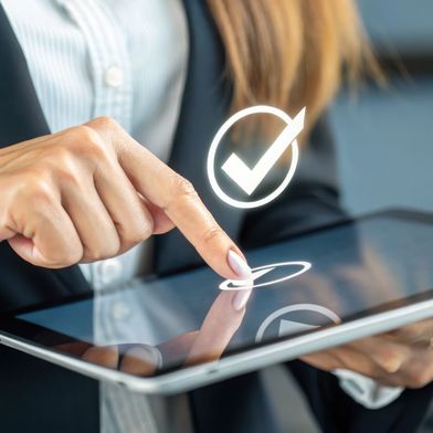 Die Mapal Dr. Kress SE & Co. KG erfüllt höchste Anforderungen an Vertraulichkeit und Verfügbarkeit. Dies wird durch die Zertifizierung auf Assessment Level 3 bestätigt.  (Bild: saranya/stock.adobe.com (generiert mit KI))